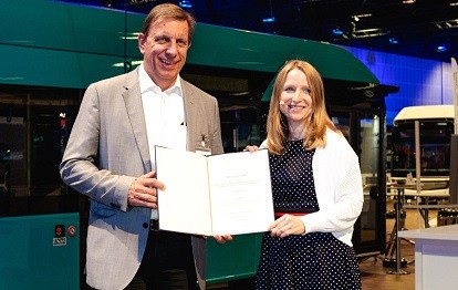 HEAG mobilo-Geschäftsführer Michael Dirmeier nimmt den Förderbescheid für die Beschaffung von 24 Elektrobussen und den Ausbau der Lade- und Werkstattinfrastruktur in Empfang (Bild: BMDV)