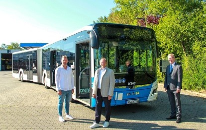 v.l. Stefan Wolter (stellv. Betriebsleiter Salzgitter und Wolfenbüttel), Dirk Reese (Betriebsleiter Salzgitter und Wolfenbüttel) und Axel Gierga (KVG-Geschäftsführer) freuen sich auf die neuen Hybridbusse des langjährigen Partners MAN (Bild: KVG)