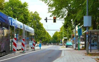 Seit dem 19. August 2022 ist die Haltestelle „Westfriedhof“ in Magdeburg nach dem barrierefreien Umbau in beiden Fahrtrichtungen in Betrieb. Der Bahnsteig ist die erste Haltestelle auf der Großen Diesdorfer Straße, an der ein stufenloser Ein- und Ausstieg an der zweiten Tür möglich ist.