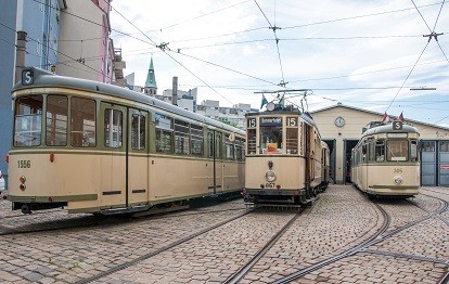 Die Oldtimerstraßenbahnen der Burgringlinie 15 stehen für ihre Sonderfahrt um die Nürnberger Altstadt bereit (Bild: VAG / Andreas Neuer)