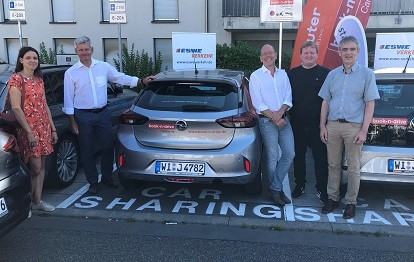 Sandra Beege, ESWE Verkehr, Andreas Kowol, Verkehrsdezernent und Vertreter der Carsharing-Anbieter (Bild: ESWE Verkehr)