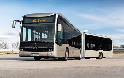 Die Hamburger Hochbahn AG will bis zum Jahr 2030 die gesamte Stadtbusflotte auf lokal emissionsfreie Fahrzeuge umstellen. Ein wesentlicher Baustein dafür ist der vollelektrische Mercedes-Benz eCitaro.