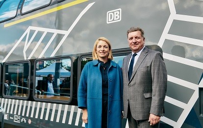 Evelyn Palla, Vorständin Regionalverkehr DB AG, und Christian Bernreiter, bayerischer Verkehrsminister (Bild: DB AG / Dominic Dupont)