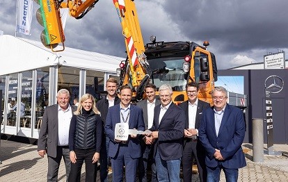 Übergabe Zweiwege-Unimog an die Verkehrsbetriebe Karlsruhe (Bild: Daimler Truck)