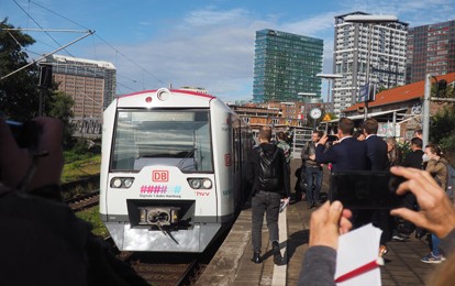 Die Digitale S-Bahn Hamburg ist seit dem 15. September 2022 regulär im Hamburger Netz im Einsatz. Fahrgäste der S-Bahn Hamburg erleben die automatische Fahrt in vier Zügen der Linie S2 auf dem Abschnitt zwischen Berliner Tor und Bergedorf.