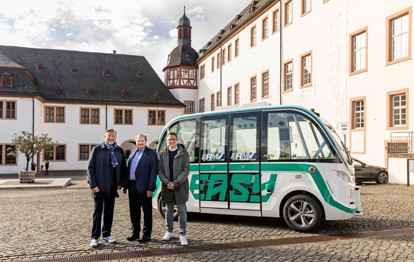 Der Rhein-Main-Verkehrsverbund (RMV) hat den Betrieb autonomer Shuttles am Kloster Eberbach planmäßig beendet. An den rund 170 Betriebstagen haben fast 7.000 Fahrgäste das Angebot genutzt, kostenlos auf dem Gelände mitzufahren.