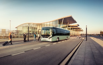 Busse in Betrieb zeigt die InnoTrans auf dem „Bus Display“ im Sommergarten, das Herzstück des Messegeländes.