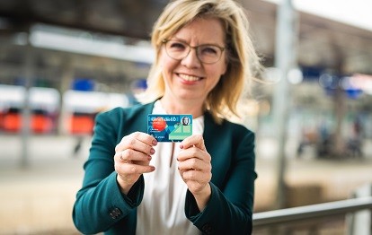 Ministerin Leonore Gewessler mit Klimaticket (Bild: BMK / Cajetan Perwein)