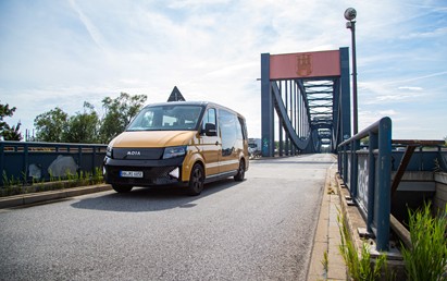 Der Ridepooling-Dienst MOIA hat von der Stadt Hamburg erstmals eine Konzession nach dem novellierten Personenbeförderungsgesetz erhalten und integriert sich als eigenwirtschaftlicher Linienbedarfsverkehr in den öffentlichen Personennahverkehr in Hamburg.