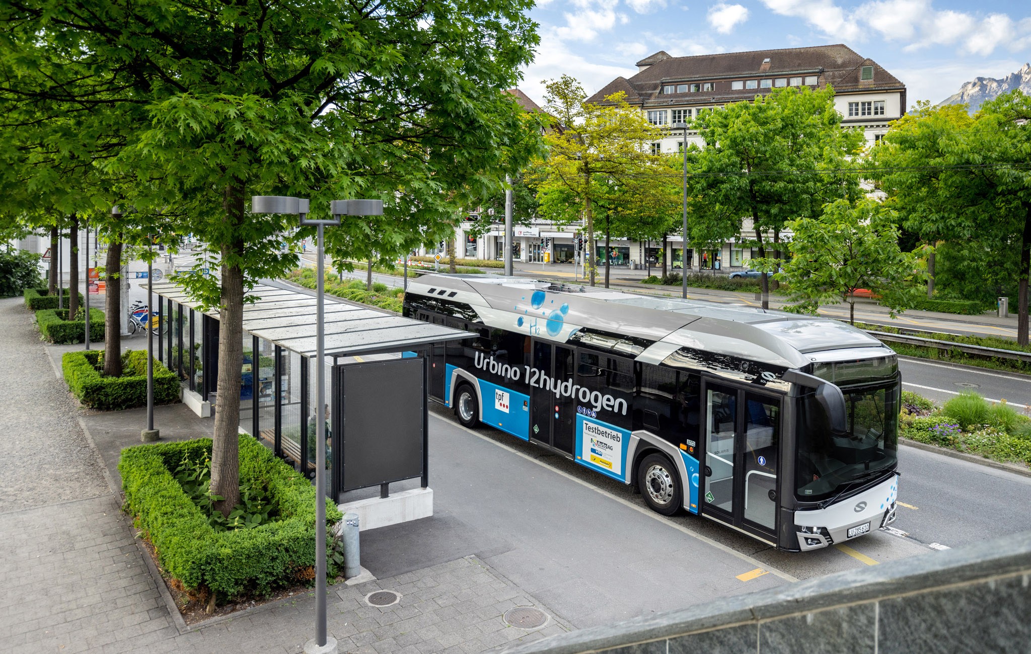 Solaris Bus & Coach und die Verkehrsbehörde Zarząd Transportu Miejskiego (ZTM) in Lublin haben einen Vertrag über den Kauf und die Lieferung eines Wasserstoffbusses Urbino 12 hydrogen unterschrieben. Nach der Auslieferung des Busses wird Lublin die zweite Stadt in Polen nach Konin sein, die Wasserstofflösungen in ihrer Flotte anwendet.