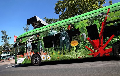 Auf dem Weg zum CO2-freien Nahverkehr hat die ÜSTRA den nächsten großen Schritt gemacht: Die Ringlinie 100/200, die einmal durch Hannovers gesamte Innenstadt führt, wird nun ausschließlich mit Elektrobussen bedient.