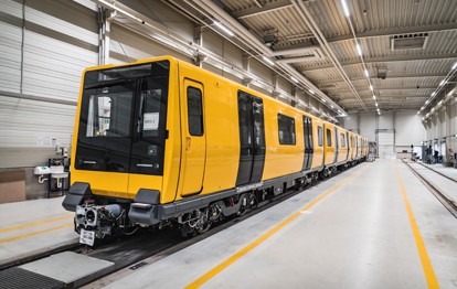 Stadler und die Berliner Verkehrsbetriebe (BVG) haben heute (11.11.2022) bei einem Vor-Ort Termin die erste neue U-Bahn der Generation JK für das Berliner Kleinprofil vorgestellt und zur Sitzprobe eingeladen.