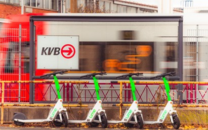 Die Kölner Verkehrs-Betriebe (KVB) und Lime, Anbieter von Mikromobilität, erweitern den Kölner Umweltverbund. Die verfügbaren E-Bikes und E-Scooter von Lime sind nun schnell und einfach in der KVB-App zu finden.