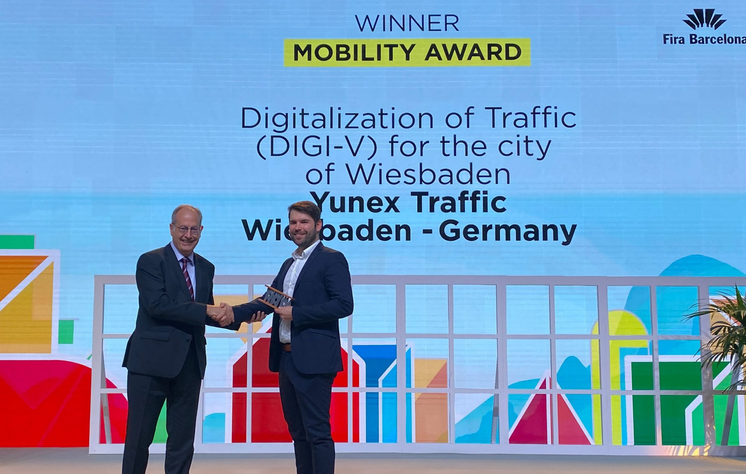 Yunex Traffic wurde heute (16.11.2022) gemeinsam mit ihrer Tochterfirma Aimsun auf dem Smart City Expo Weltkongress in Barcelona mit dem World Smart City Award in der Kategorie “Mobility” für das Projekt „Digitalisierung des Verkehrs“ (DIGI-V) in Wiesbaden ausgezeichnet.