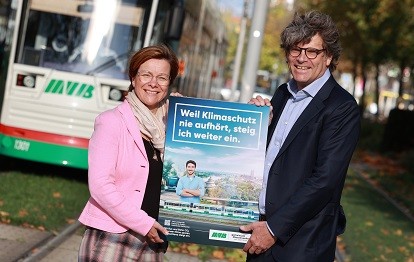 Birgit Münster-Rendel (MVB) und Oliver Wolff (VDV) stellen das neue Plakat vor (Bild: MVB / Peter Gercke)
