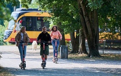 Mobilitätsangebot für die „letzte Meile“: Über die regiomove-App können KVV-Kunden nun auch die E-Scooter des Anbieters Voi in Karlsruhe ausleihen (Bild: KVV)