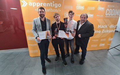 So sehen Sieger aus! v.l.n.r. Roman Mahrl (Leiter der Lehrwerkstätte St. Pölten), Lukas Mattes (Sieger), Raffael Riedl (Sieger), Jürgen Haberl (Leiter der ÖBB-Lehrlingsausbildung). Bild: ÖBB