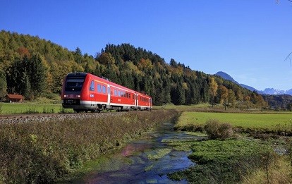RE mit Baureihe VT 612 zwischen Altstädten und Sonthofen im Allgäu (Bild: Deutsche Bahn AG / Georg Wagner)