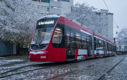 Kurz vor Weihnachten nimmt die VAG Verkehrs-Aktiengesellschaft Nürnberg den Fahrgastbetrieb mit der neuen Straßenbahn des Typs Avenio auf. Am heutigen Mittwoch, 21. Dezember, ist der erste Avenio um 5.07 Uhr zu seiner ersten Fahrt mit Fahrgästen auf der Linie 6 ausgerückt.