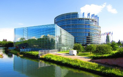 Das Europa-Parlament und die Mitgliedstaaten haben eine vorläufige Einigung zur Überarbeitung der EU-Vorschriften für Batterien erzielt. Hintergrund der Verordnung sind die Ende 2020 von der EU-Kommission vorgestellten Vorschläge zu verpflichtenden Nachhaltigkeitskriterien für Batterien.