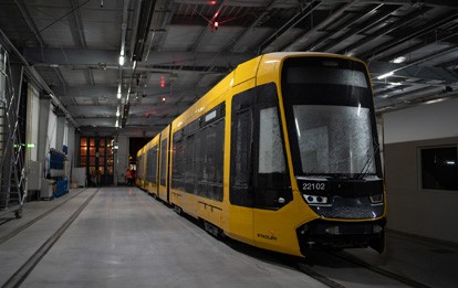 estern (15. Dezember 2022) stand zum ersten Mal stand eine Straßenbahn der neuen Baureihe ST15 auf Darmstädter Gleisen. Im September hatten HEAG mobilo und der Hersteller Stadler den Modelltyp TINA auf der Fachmesse InnoTrans vorgestellt, jetzt wurde das erste Fahrzeug nach Darmstadt geliefert.