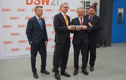 Heute (15. Dezember) hat das Dortmunder Verkehrsunternehmen DSW21 seinen neuen Stadtbahnwagen der Öffentlichkeit präsentiert.