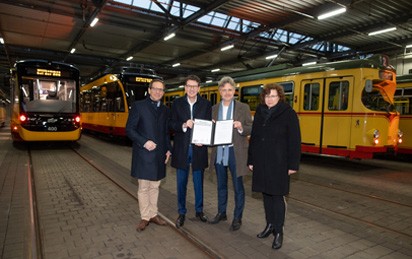 Die Verkehrsbetriebe Karlsruhe (VBK) werden auch die nächsten 22,5 Jahre den Trambahn- und Buslinienverkehr in der Fächerstadt durchführen. Der öffentliche Dienstleistungsauftrag (ÖDA), den die Stadt auf Grundlage eines Gemeinderatsbeschlusses den VBK erteilt hatte, tritt am 1. Januar 2023 in Kraft und läuft bis zum 30. Juni 2045.