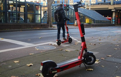 Die Kölner Verkehrs-Betriebe (KVB) und Voi erweitern den Kölner Umweltverbund. Die verfügbaren E-Scooter von Voi sind nun schnell und einfach in der KVB-App zu finden.