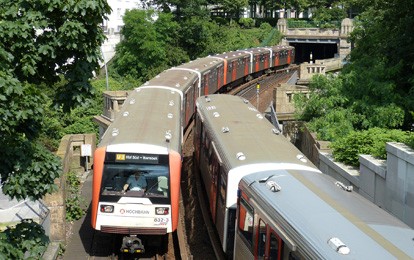 Die Digitalisierung des Verkehrs eröffnet der Mobilität neue Dimensionen: So kann digitale Verkehrslenkung Staus verhindern, die fahrerlose Bahn Personalprobleme lösen oder der autonom fahrende LKW seine Fracht rund um die Uhr sicher transportieren.