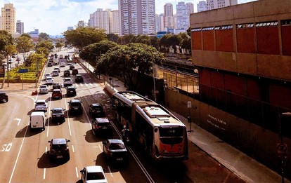 SPTrans, die Verkehrsbehörde von Brasiliens größter Stadt São Paulo, hat Busunternehmen die Beschaffung neuer Dieselbusse untersagt. Die Megametropole im Süden des Landes verfügt mit mehr als 13.000 Fahrzeugen über eine der größten Busflotten Lateinamerikas.