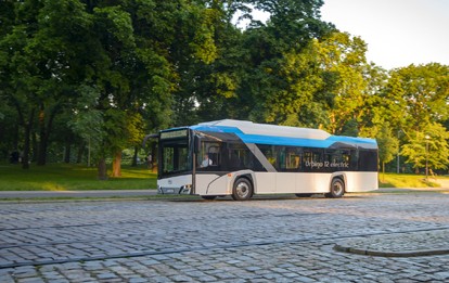 Das lettische Verkehrsunternehmen Rīgas Satiksme macht einen weiteren Schritt in Richtung Elektromobilität. Der beeindruckenden Flotte von Oberleitungsbussen werden sich schon bald die in Riga ersten Solaris-Elektrobusse gesellen.