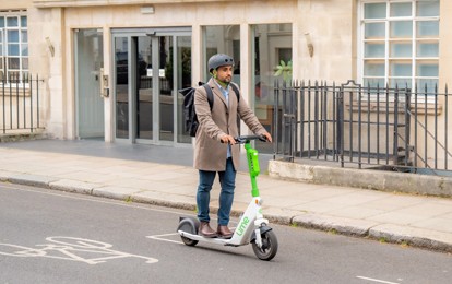 Die Rheinbahn baut das Angebot an Mobilitätspartnern in ihrer App „redy“ aus. Ab sofort können die Kundinnen und Kunden auch die E-Scooter von Lime bequem über die App buchen.