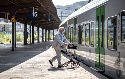 Der Verkehrsverbund Rhein-Ruhr (VRR) unterstützt eine DeutschlandTicket-Lösung für alle SozialTicket-Kunden und Wohngeldempfänger in NRW. In diesem Rahmen sind auf Landesebene Lösungen in der Diskussion, die voraussichtlich Anfang Dezember 2023 umgesetzt werden können.