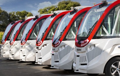 Der 2014 gegründete französische Hersteller von autonomen Shuttles Navya hat seinen Insolvenzantrag beim Handelsgericht Lyon kommuniziert, über den zeitnah entscheiden werden soll. Der Aktienkurs von Navya an der Pariser Börse ist in den letzten Jahren deutlich gesunken. Er lag im Jahr 2018, zum Zeitpunkt des Debüts an der Pariser Börse, bei über 7 Euro und erreichte dann Ende 2020 einen Höchststand von 4 Euro. Aktuell hat die Navya-Aktie einen Wert von zwei Euro-Cent. „In Anbetracht der Entwicklung des Aktienkurses und der Liquidität der Aktien auf dem Markt war Navya nicht mehr in der Lage, neue OCABSA-Tranchen in einer Höhe auszugeben, die zur Deckung des gesamten Liquiditätsbedarfs ausreicht. Darüber hinaus sind alle Versuche, Partnerschaften mit Investoren einzugehen, gescheitert", berichtet das Unternehmen in einer am 25. Januar 2023 veröffentlichten Presseerklärung. Und fügt hinzu: „Zum heutigen Zeitpunkt hat das Unternehmen eine fällige Verbindlichkeit und verfügt nicht über ausreichende Mittel, um diese zu erfüllen". Navya hat rund 280 Mitarbeiter in Frankreich (Paris und Lyon), in den Vereinigten Staaten (Michigan) und in Singapur und brachte 2016 sein erstes autonomes Shuttle in Lyon auf den Markt, von dem bisher rund 200 Einheiten in rund 25 Länder verkauft wurden, so wurde es auch als "EMMA" in Mainz gestestet. Im Jahr 2018 ging das Unternehmen an die Börse. Der People Mover wird weltweit in vielen Pilotprojekten zum autonomen Level 5-Verkehr eingesetzt, es erreichte aber bisher nicht den vollen automotiven Industriestandard. Navya hat die Eröffnung eines gerichtlichen Sanierungsverfahrens beim Handelsgericht Lyon beantragt, mit dem Ziel, für die finanzielle Nachhaltigkeit der Tätigkeit, den Erhalt von Arbeitsplätzen und die Suche nach Investoren im Rahmen eines Sanierungsplans bei Fortführung der Geschäfte oder einen Verkaufsplan zu bewerten, wie zuerst der Branchendienst "Sustainable Bus" berichtete. Die Konzerne Valeo und Keolis gehören zu den historischen Aktionären von Navya, diese scheinen aber vorerst kein Geld nachschießen zu wollen. Quelle: busblickpunkt