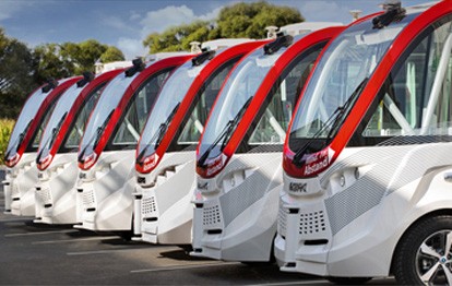 Der 2014 gegründete französische Hersteller von autonomen Shuttles Navya hat seinen Insolvenzantrag beim Handelsgericht Lyon kommuniziert, über den zeitnah entscheiden werden soll. Der Aktienkurs von Navya an der Pariser Börse ist in den letzten Jahren deutlich gesunken. Er lag im Jahr 2018, zum Zeitpunkt des Debüts an der Pariser Börse, bei über 7 Euro und erreichte dann Ende 2020 einen Höchststand von 4 Euro. Aktuell hat die Navya-Aktie einen Wert von zwei Euro-Cent. „In Anbetracht der Entwicklung des Aktienkurses und der Liquidität der Aktien auf dem Markt war Navya nicht mehr in der Lage, neue OCABSA-Tranchen in einer Höhe auszugeben, die zur Deckung des gesamten Liquiditätsbedarfs ausreicht. Darüber hinaus sind alle Versuche, Partnerschaften mit Investoren einzugehen, gescheitert", berichtet das Unternehmen in einer am 25. Januar 2023 veröffentlichten Presseerklärung. Und fügt hinzu: „Zum heutigen Zeitpunkt hat das Unternehmen eine fällige Verbindlichkeit und verfügt nicht über ausreichende Mittel, um diese zu erfüllen". Navya hat rund 280 Mitarbeiter in Frankreich (Paris und Lyon), in den Vereinigten Staaten (Michigan) und in Singapur und brachte 2016 sein erstes autonomes Shuttle in Lyon auf den Markt, von dem bisher rund 200 Einheiten in rund 25 Länder verkauft wurden, so wurde es auch als "EMMA" in Mainz gestestet. Im Jahr 2018 ging das Unternehmen an die Börse. Der People Mover wird weltweit in vielen Pilotprojekten zum autonomen Level 5-Verkehr eingesetzt, es erreichte aber bisher nicht den vollen automotiven Industriestandard. Navya hat die Eröffnung eines gerichtlichen Sanierungsverfahrens beim Handelsgericht Lyon beantragt, mit dem Ziel, für die finanzielle Nachhaltigkeit der Tätigkeit, den Erhalt von Arbeitsplätzen und die Suche nach Investoren im Rahmen eines Sanierungsplans bei Fortführung der Geschäfte oder einen Verkaufsplan zu bewerten, wie zuerst der Branchendienst "Sustainable Bus" berichtete. Die Konzerne Valeo und Keolis gehören zu den historischen Aktionären von Navya, diese scheinen aber vorerst kein Geld nachschießen zu wollen. Quelle: busblickpunkt