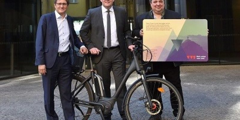 Mobilitätslandesrat Zumtobel (mitte) freut sich gemeinsam mit Ekkehard Allinger-Csollich (li.) und Michael Bader (re) über das veränderte Mobilitätsverhalten der TirolerInnen (Bild: Land Tirol / Sidon)