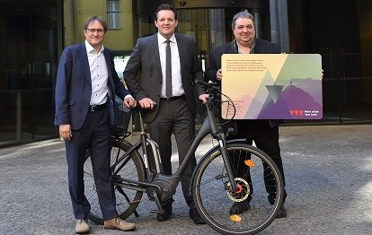 Mobilitätslandesrat Zumtobel (mitte) freut sich gemeinsam mit Ekkehard Allinger-Csollich (li.) und Michael Bader (re) über das veränderte Mobilitätsverhalten der TirolerInnen (Bild: Land Tirol / Sidon)