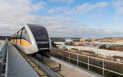 Am 27. März 2023 nimmt der Luton DART offiziell den öffentlichen Betrieb auf. Die Fluggäste, die vom Londoner Bahnhof St. Pancras International zum London Luton Airport fahren, legen nun den letzten Abschnitt in einem neuen Cable Liner von Doppelmayr zurück.