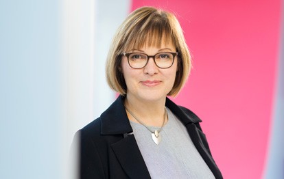 Kerstin Jerchel ist mit Wirkung zum 1. Mai für fünf Jahre und bis zum Ablauf des 30. April 2028 zur Geschäftsführerin und Arbeitsdirektorin der Stadtwerke Verkehrsgesellschaft Frankfurt am Main mbH (VGF) bestellt worden.