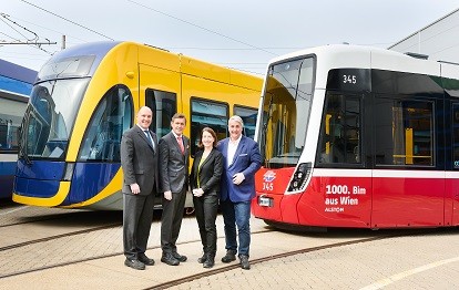 Jörg Nikutta, Peter Hanke, Gudrun Senk und Ernst Nevrivy vor der 1000. Bim von Alstom aus Wien (Bild: ALSTOM Transport Austria GmbH)