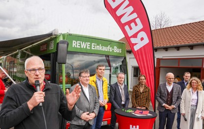 Der rollende Supermarkt von REWE und Deutscher Bahn (DB) ist eröffnet. Seit dem 21. März 2023 fährt der Bus in bis zu drei Ortschaften in Nordhessen vor.