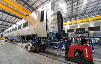 Siemens Mobility will 220 Millionen USD in den Bau einer modernen Fertigungsanlage für Züge in Lexington, North Carolina, investieren, um seine Fertigungskapazitäten zu erweitern. Mit mehr als 500 neuen Arbeitsplätzen wird das Werk einer der größten Arbeitgeber vor Ort sein.