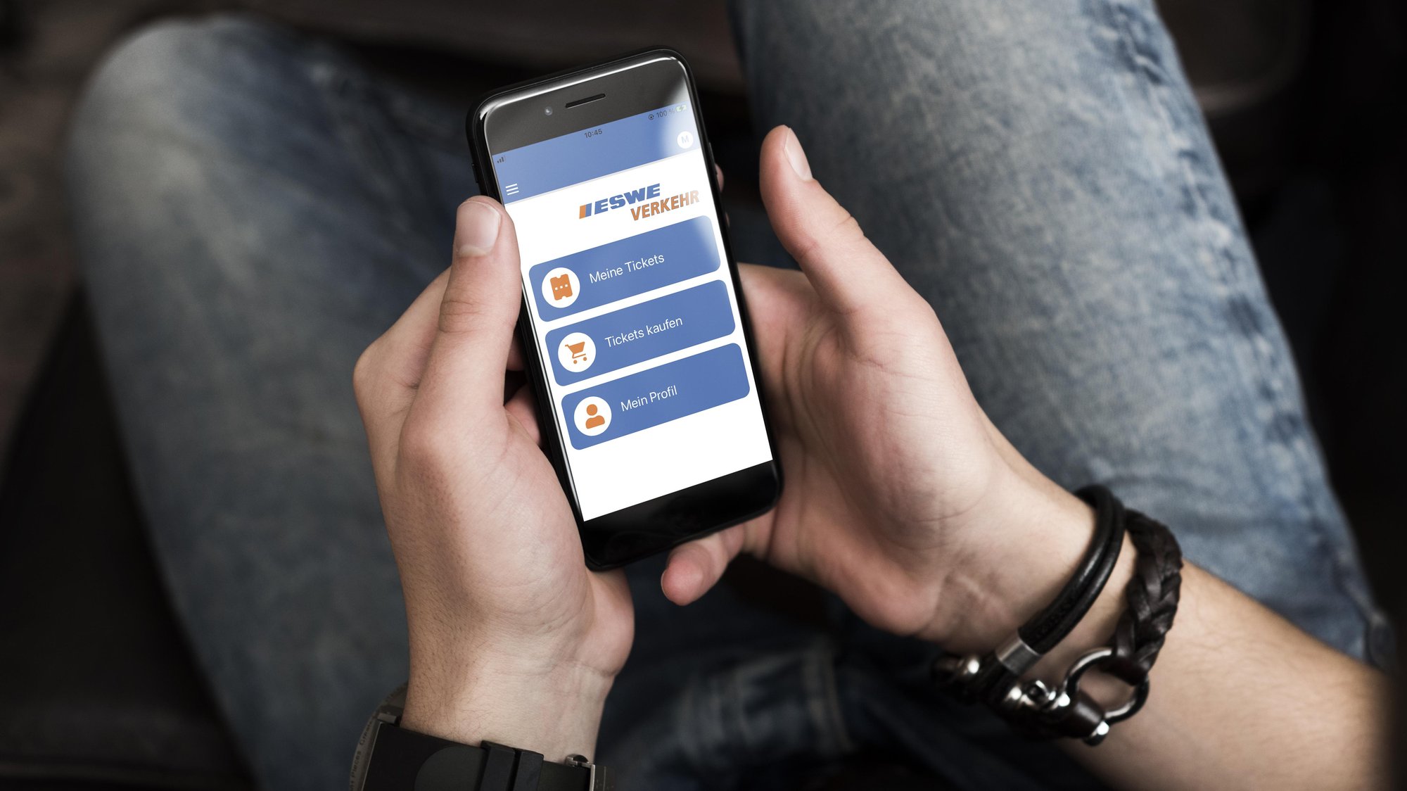 Wiesbadens Mobilitätsdienstleister ESWE Verkehr bringt Anfang April eine eigene Ticket-App für Smartphones heraus. Fahrgäste können damit schnell und einfach das als „49-Euro-Ticket” bekannte Deutschlandticket kaufen und nutzen.