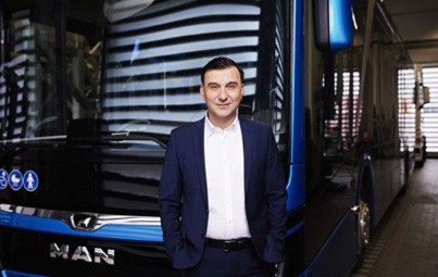 MAN Truck & Bus ordnet als Teil eines umfassenden Maßnahmenpakets zur Transformation seines Busgeschäfts auch die Leitung der Einheit neu. Barbaros Oktay übernimmt in der neu geschaffenen Rolle als „Head of Bus" (HoB) die unternehmerische Gesamtverantwortung für den Bus-Bereich.