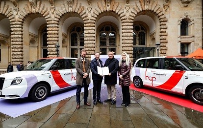 Die Übergabe des Förderbescheids fand am 21.03.2023 im Hamburger Rathaus statt. V.l.n.r.: Anjes Tjarks, Volker Wissing, Dr. Lorenz Kasch, Anna-Theresa Korbutt (Bild: VHH / Wolfgang Köhler)