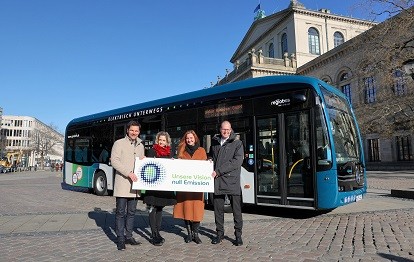 Regionspräsident Steffen Krach, regiobus Geschäftsführerin Elke Maria van Zadel, regiobus Geschäftsführerin Denise Hain, Verkehrsdezernent Ulf-Birger Franz (Bild: Florian Arp)