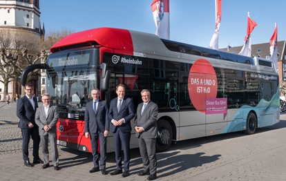 Der erste von zehn emissionsfreien Wasserstoffbussen ist bei der Rheinbahn in Düsseldorf eingetroffen. Mit den neuen Fahrzeugen will das Unternehmen Erfahrungen im Einsatz dieser klimafreundlichen Antriebstechnologie sammeln.
