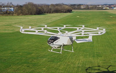 Volocopter, Pionier der Urban Air Mobility (UAM), gab gestern (4. April 2023) die Fertigstellung seiner kompletten Produktionslinie in Bruchsal bekannt. Dieser Meilenstein wurde im Rahmen der Eröffnung des Hangars mit eigenem Landeplatz, in dem die Endmontage und Entwicklungsflugtests stattfinden werden, gefeiert.