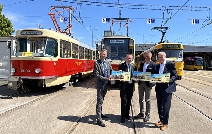 v.l.n.r.: Andreas Hemmersbach - DVB-Vorstand für Finanzen und Technik, Sven Wierick – Vorsitzender Straßenbahnmuseum Dresden e.V., Lars Seiffert – DVB-Vorstand für Betrieb und Personal, Holger Seifert – Centerleiter Schienenfahrzeuge (Bild: DVB AG)