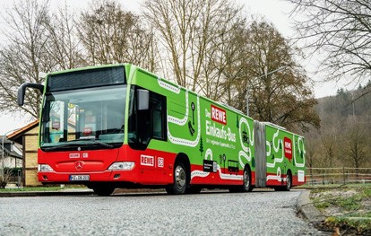 Acht Wochen nach dem Start des ersten rollenden Supermarkts ziehen REWE und Deutsche Bahn (DB) eine erste positive Bilanz. Die Menschen in Nordhessen nehmen den Einkaufs-Bus gut an.
